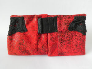 Photo pochette rouge et dentelle noire avec attache crochets (1)