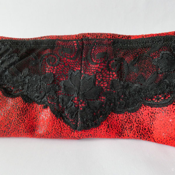 Photo pochette rouge et dentelle noire avec attache crochets (2)