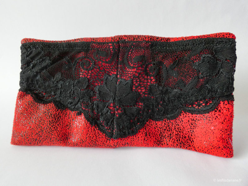 Photo pochette rouge et dentelle noire avec attache crochets (2)