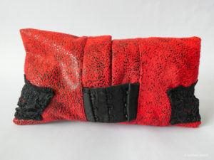 Photo pochette rouge et dentelle noire avec attache crochets (3)