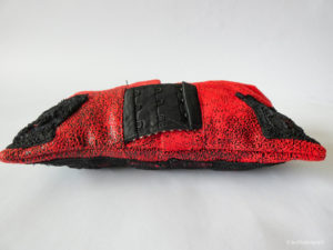 Photo pochette rouge et dentelle noire avec attache crochets (4)