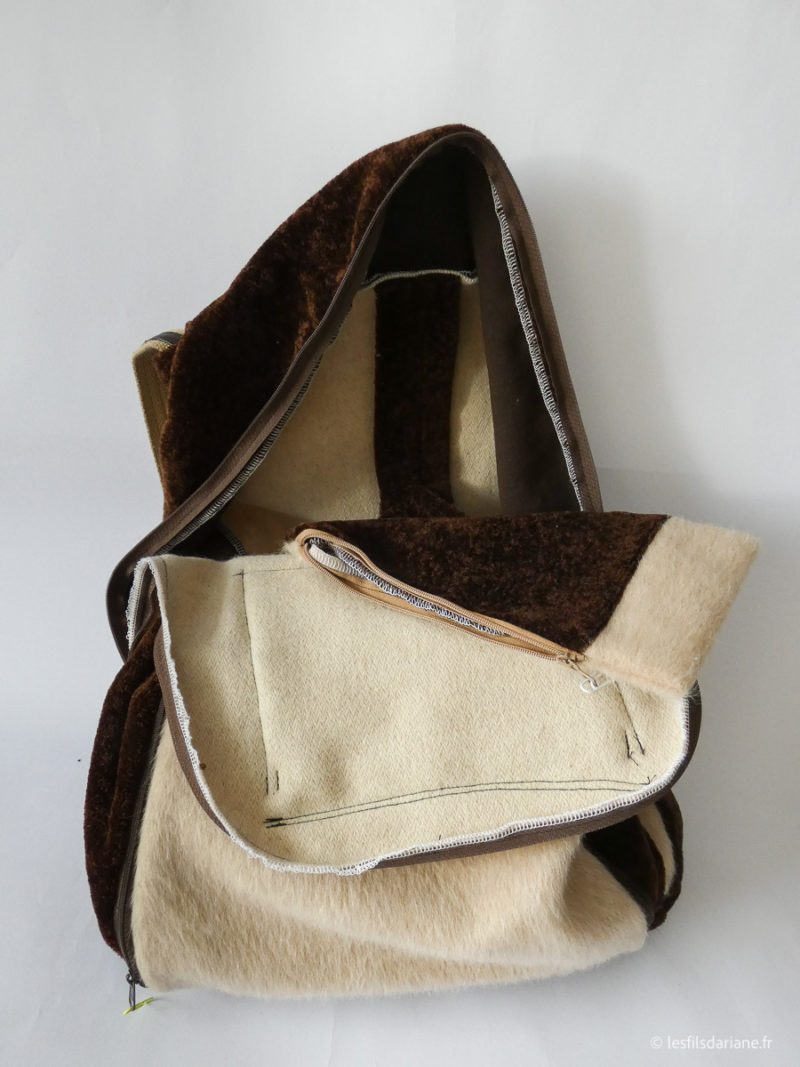 Photo sac à dos bandoulière beige et marron en imitation fourrure (2)