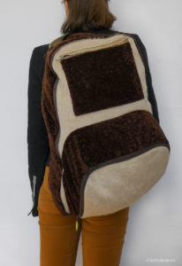 Photo sac à dos bandoulière beige et marron en imitation fourrure (4)