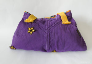 Photo sac à main original en jean violet avec deux anses jaunes (1)