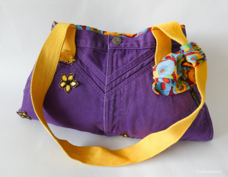 Photo sac à main original en jean violet avec deux anses jaunes (2)