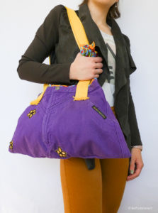 Photo sac à main original en jean violet avec deux anses jaunes (5)