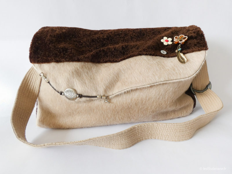 Photo sac en bandoulière avec imitation fourrure (2)